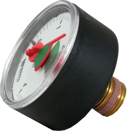 Manometer mit rotem Zeiger auf weißem Zifferblatt, montierbar an einer Sicherheitsgruppe, produziert von der Marke Wolf. Anschluss an der Unterseite sichtbar.